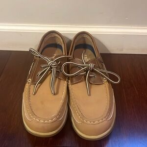 Size 9 tan boat shoe with leather upper.